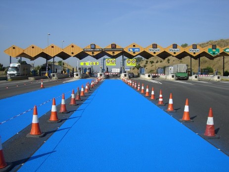 Asphaltfarbe auf Autobahn an Mautstation Asphaltfarbe als Farbahntrennung Autobahn