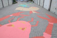Betonfarbe Nahrungskette als Bild auf Pflastersteinen 