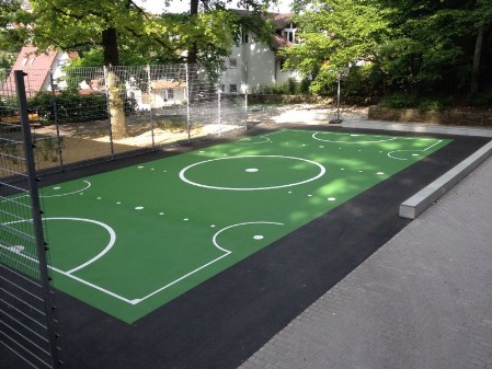 Asphaltfarbe auf Spielfeld in Schule